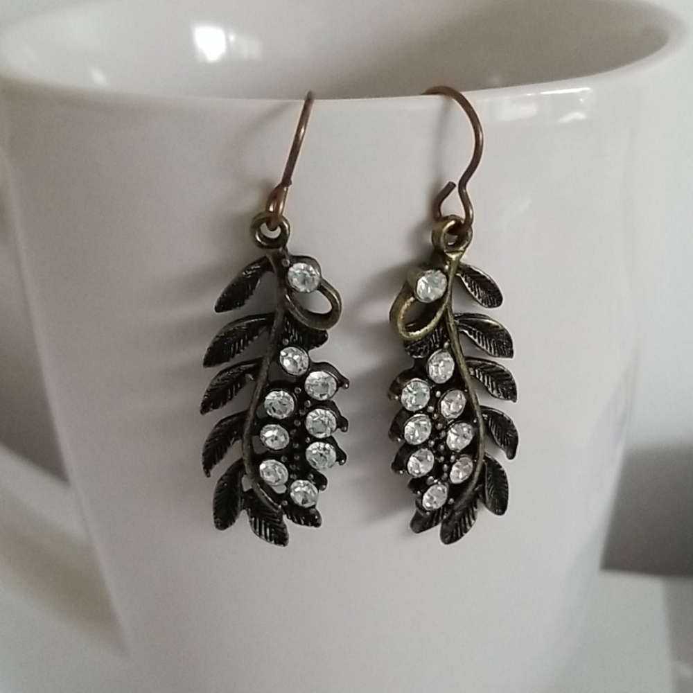 🎀3/$20 Beautiful handcrafted pair leaf earrings